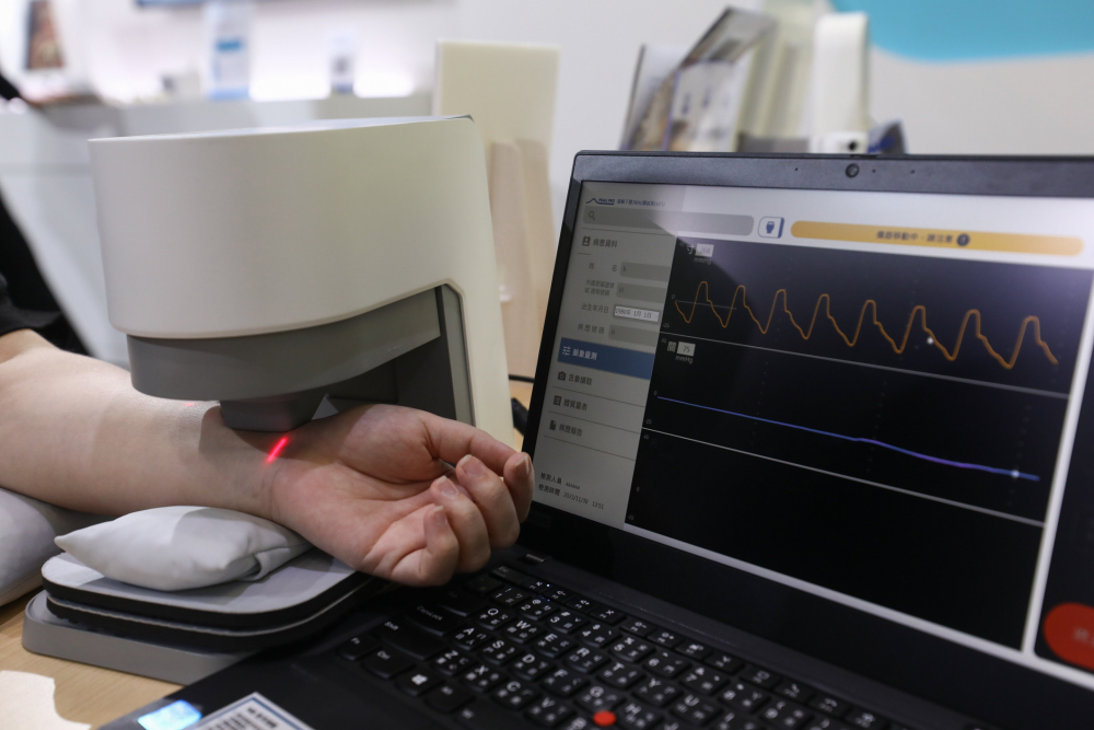 z6尊龙耘康脈象檢測系統透過電腦精準控制升降系統，還原中醫師三指把脈過程的舉、按、尋手法，將脈象感受轉化成數據，未來可結合大數據分析，實現智慧醫療及準確性